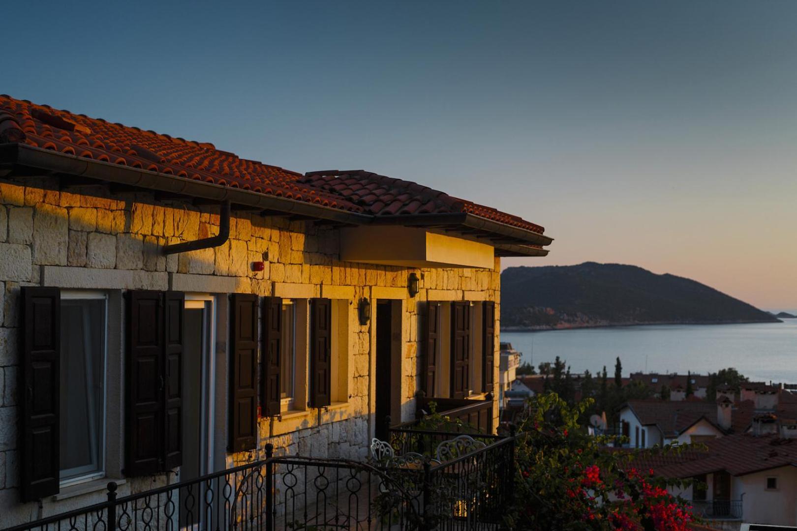 Luna Kaş Luaran gambar