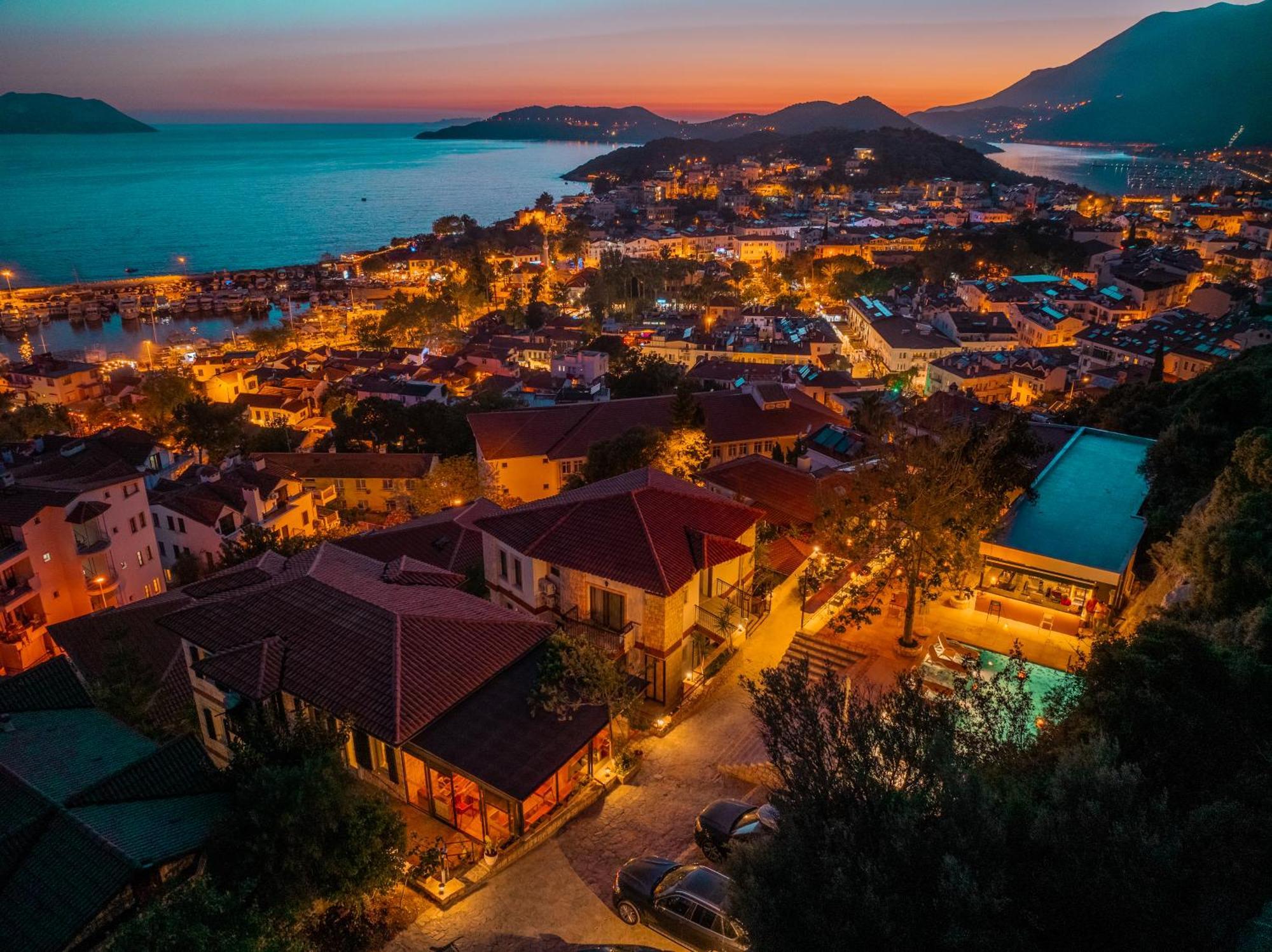 Luna Kaş Luaran gambar